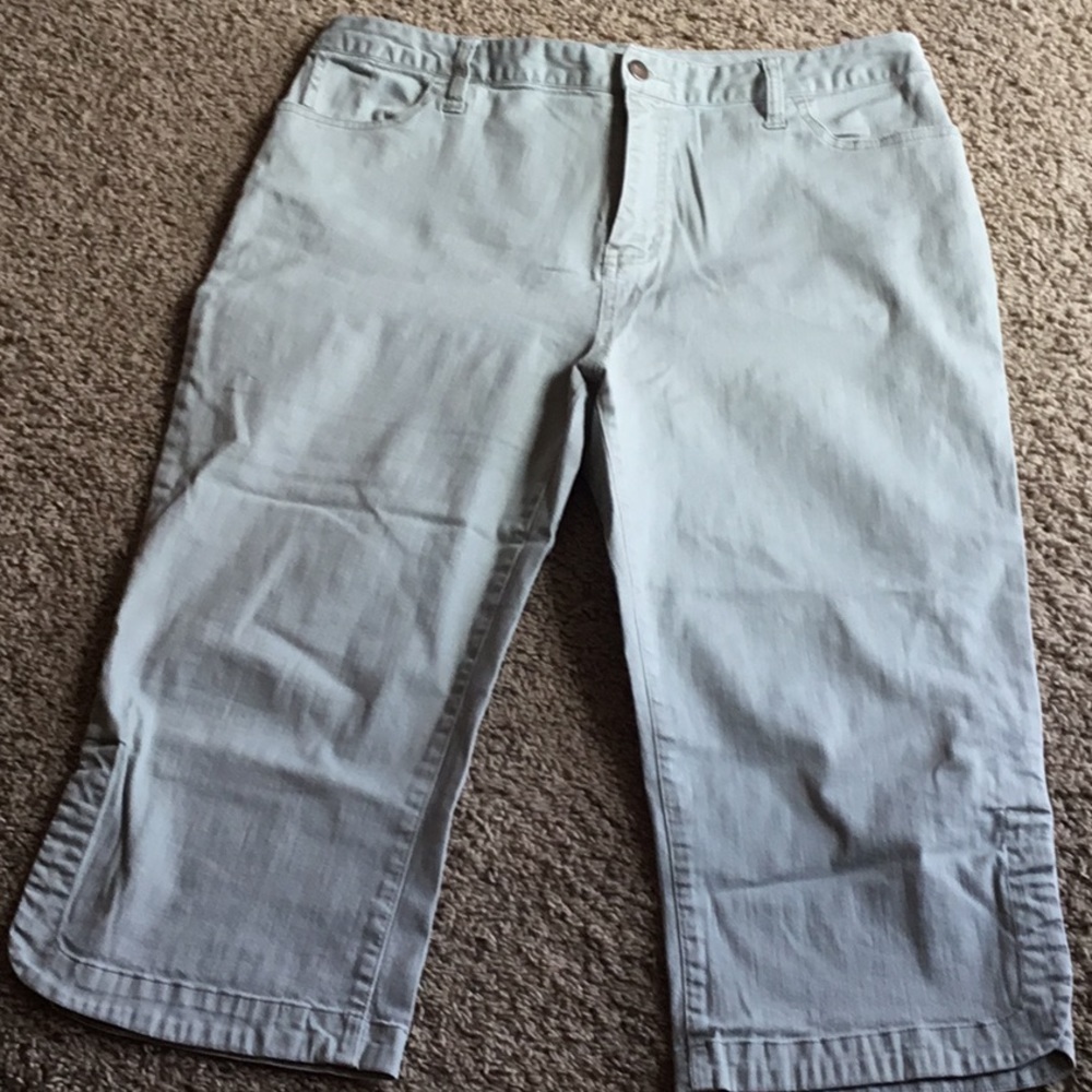 EUC Sonoma pale green capris
